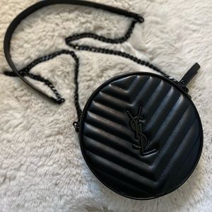 VINYLE ROUND CAMERA BAG IN CHEVRON-QUILTED GRAIN DE POUDRE EMBOSSED LEATHER